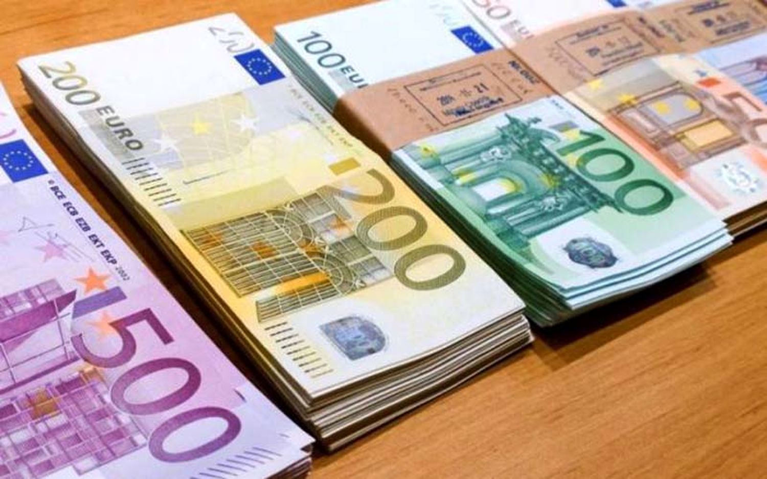 قیمت یورو امروز سه شنبه 03/ 04 ۹۹ یورو با جهش 1000 تومانی به یک قدمی کانال 23 هزار تومان رسید قیمت یورو امروز سه شنبه 03/ 04 ۹۹ یورو با جهش 1000 تومانی به یک قدمی کانال 23 هزار تومان رسید