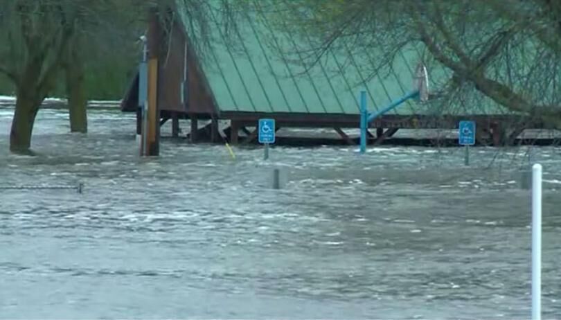 2 Michigan dams breached, thousands evacuated amid flooding
