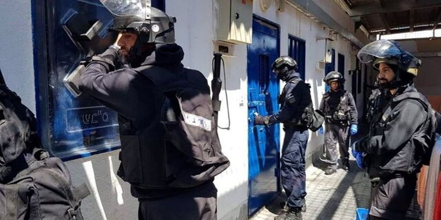 ماجرای کشف بسته مشکوک در خارج از ساختمان سفارت آمریکا در قدس
اشغالی