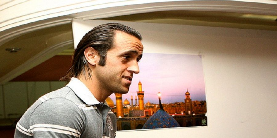 لحظه ورود علی کریمی به سالن برای انتخابات فدراسیون فوتبال+ فیلم
