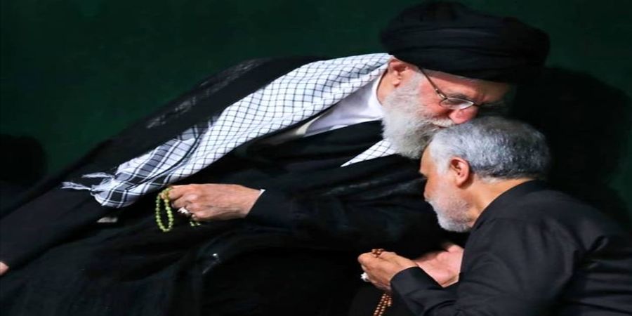 عکس دیده نشده از امضای رهبر انقلاب بر روی کفن سردار سلیمانی