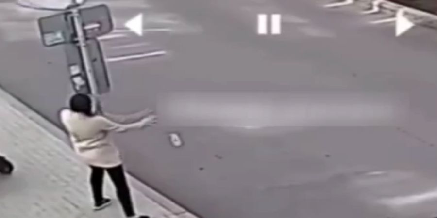 برخورد عجیب عابر پیاده با تابلو راهنمایی و رانندگی + فیلم