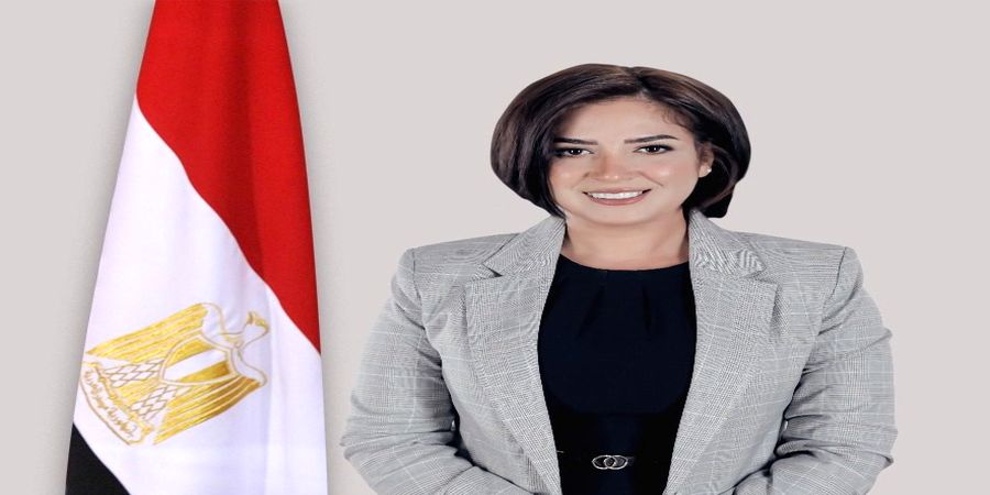 سیگار کشیدن نماینده زن در ورزشگاه خبرساز شد+عکس