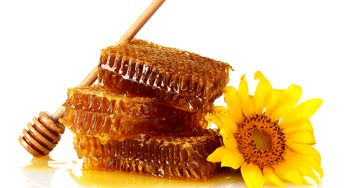 10 دانستنی مهم درباره مصرف روزانه عسل