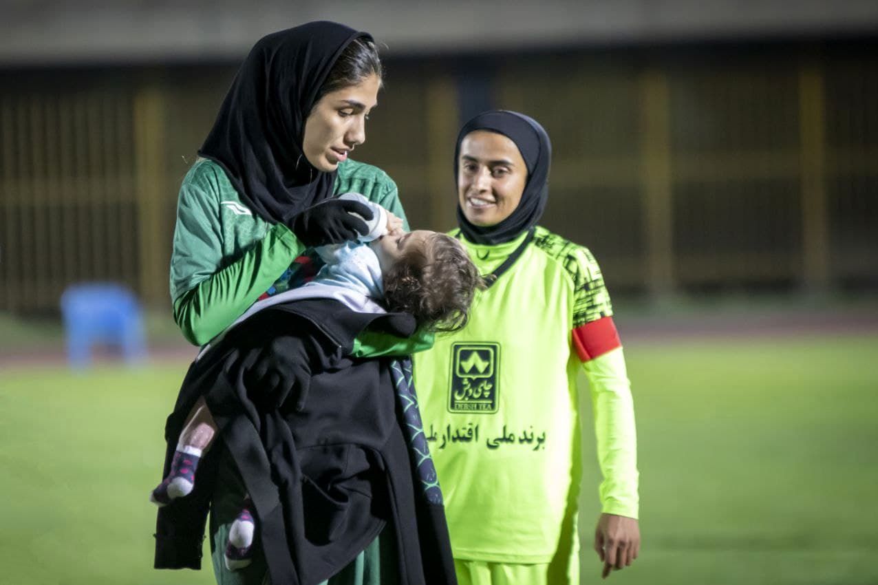 شیردادن مادر به فرزندش وسط زمین فوتبال/ عکس