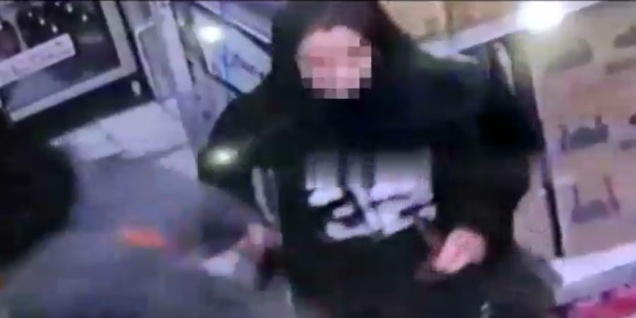 کیف‌قاپی و سرقت یک زن در کمال خونسردی + فیلم