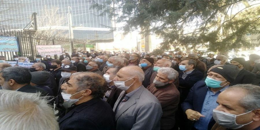 تجمع گسترده بازنشستگان در اعتراض به تکمیل نشدن متناسب‌سازی + عکس