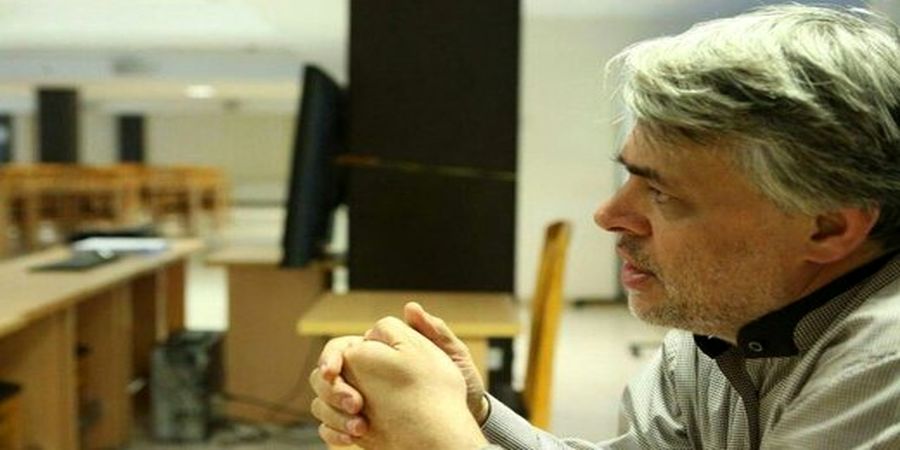 از تعفن رفتار احمدی نژاد، نمی دانید چه خاکی بر سر کنید