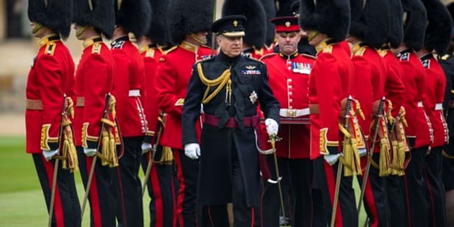 دستور ملکه انگلیس برای خلع فرزندش از تمامی عناوین نظامی+ جزئیات